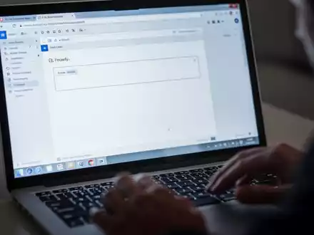 A laptop screen showing an empty email reply window in Outlook for Mac, with hands typing on the keyboard. - Foto: über boerse-global.de