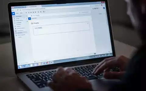A laptop screen showing an empty email reply window in Outlook for Mac, with hands typing on the keyboard. - Foto: über boerse-global.de