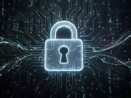 Ein stilisiertes, leuchtendes Vorhängeschloss-Symbol über einem digitalen Schaltkreis, umgeben von abstrakten Datenströmen, die Cybersicherheit und Datenschutz symbolisieren. - Foto: über boerse-global.de
