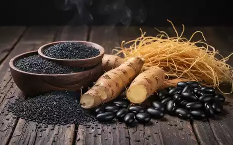 Eine Anordnung von TCM-Zutaten: schwarze Sesamsamen, chinesischer Yams, schwarze Bohnen und getrocknete Maisseide auf Holz. - Foto: über boerse-global.de