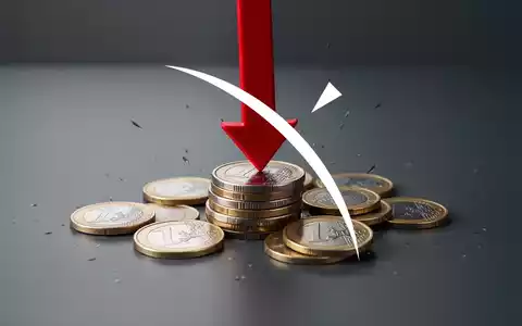 Ein roter Abwärtspfeil durchbohrt einen Stapel Euro-Münzen, die auf einer dunklen Oberfläche verstreut liegen. - Foto: über boerse-global.de