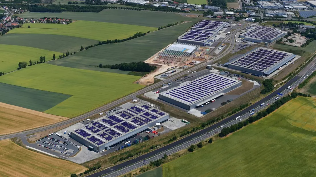 ENVIRIA und Deka Immobilien setzen ganzheitliches integriertes Energiesystem mit Solaranlagen, Batteriespeichern und Ladeinfrastruktur im Logistikpark Meerane um - Bild: presseportal.de