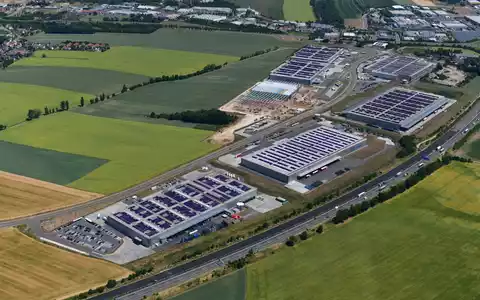ENVIRIA und Deka Immobilien setzen ganzheitliches integriertes Energiesystem mit Solaranlagen, Batteriespeichern und Ladeinfrastruktur im Logistikpark Meerane um - Foto: presseportal.de