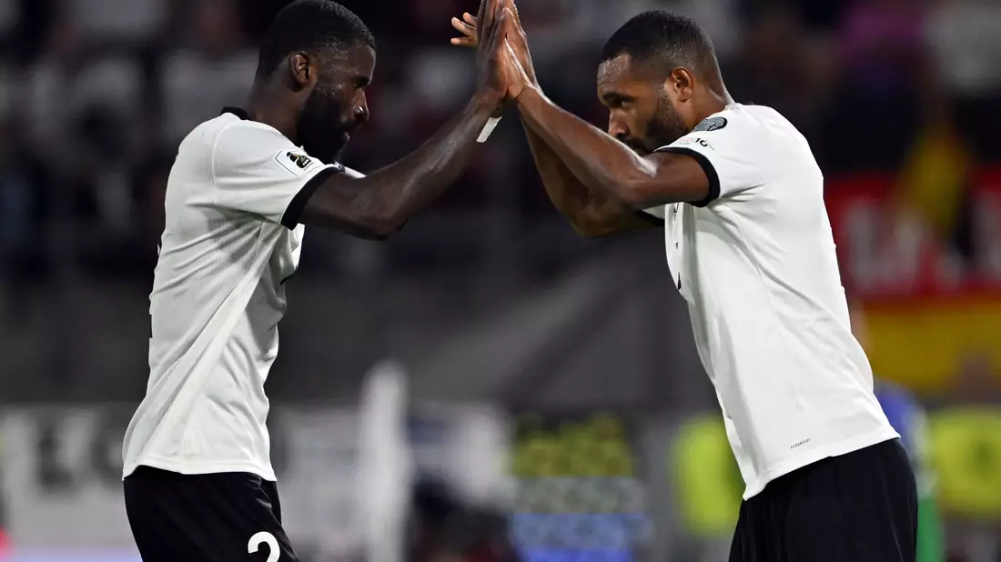 Nach dem Schlotterbeck-Aus wieder vereint im Abwehrzentrum: Antonio Rüdiger (l) und Jonathan Tah. (Archivbild)  - Bild: Federico Gambarini/dpa