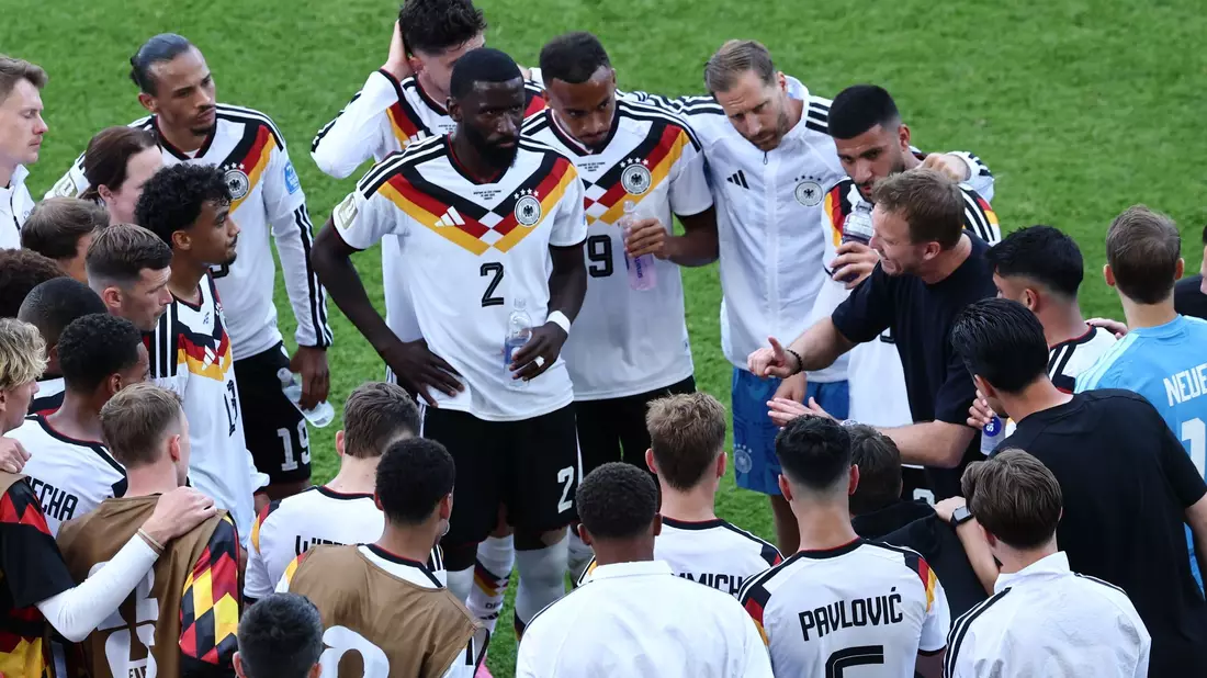 Plötzlich wieder mittendrin und im Fokus: Antonio Rüdiger (Nr. 2) während einer Trinkpause gegen die Elfenbeinküste.  - Bild: Christian Charisius/dpa
