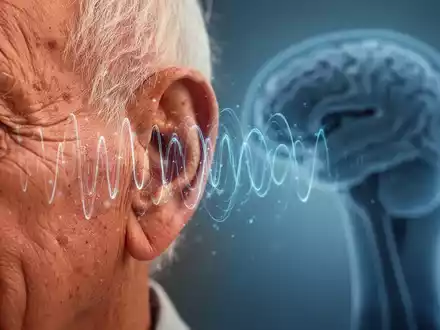 Nahaufnahme des Ohrs einer älteren Person mit angedeuteten Schallwellen und neuronaler Aktivität, im Hintergrund eine Gehirnsilhouette. - Foto: über boerse-global.de