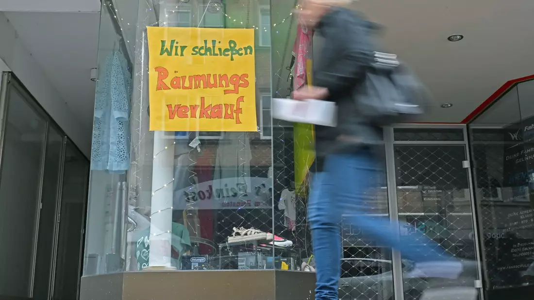 Wenn die Menschen für Energie und Lebensmittel mehr zahlen müssen, halten sie sich beim Konsum zurück. Das bekommt der Einzelhandel zu spüren. (Symbolbild) - Bild: Michael Brandt/dpa
