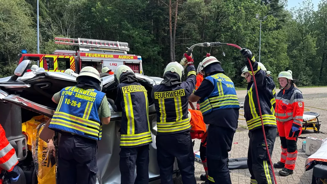 FW-AUR: Feuerwehr und Rettungsdienst trainieren komplexe Unfallszenarien - Bild: presseportal.de