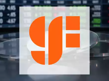 Nahaufnahme von Siliziumwafern mit einem unscharfen Börsenticker im Hintergrund, der Finanzdaten anzeigt. - Foto: über boerse-global.de