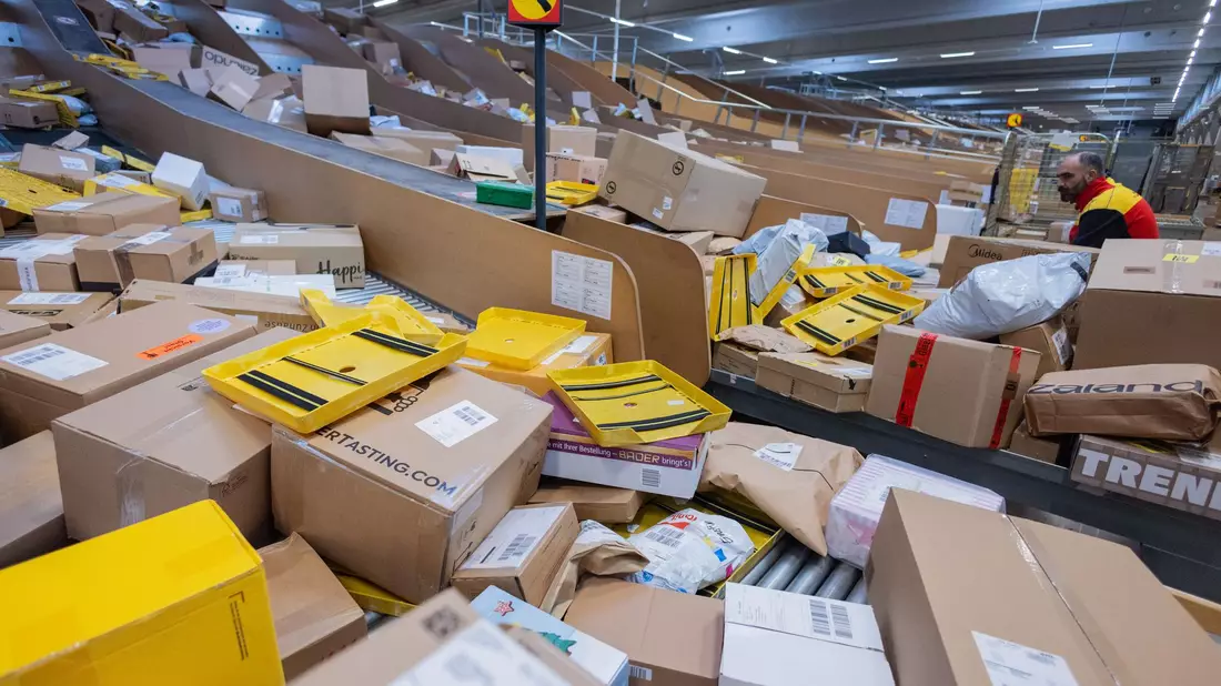 Pakete, so weit das Auge reicht - hier in einer DHL-Zustellbasis. (Symbolbild) - Bild: Rolf Vennenbernd/dpa