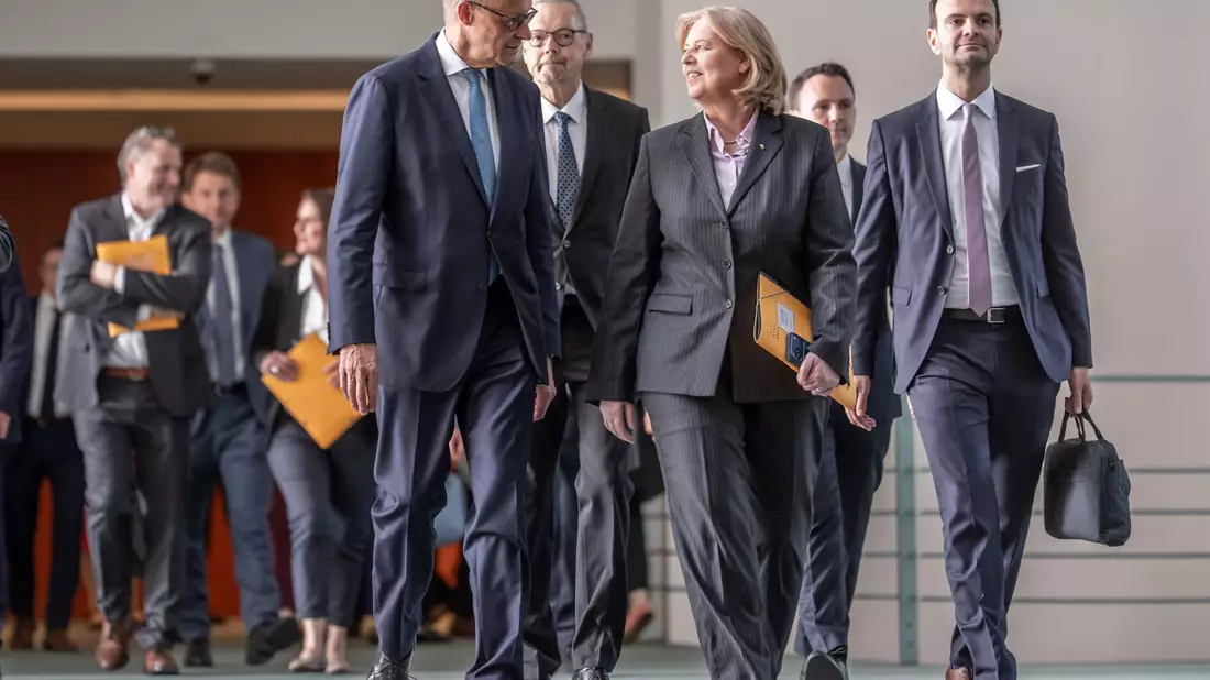 Bundeskanzler Friedrich Merz (CDU) und Sozialministerin Bärbel Bas (SPD) haben viel Lob für die Vorschläge der Rentenkommission. - Bild: Michael Kappeler/dpa