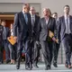 Bundeskanzler Friedrich Merz (CDU) und Sozialministerin Bärbel Bas (SPD) haben viel Lob für die Vorschläge der Rentenkommission. - Bild: Michael Kappeler/dpa