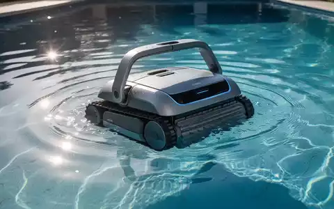 Ein moderner Poolroboter reinigt einen Swimmingpool unter Wasser. Das Wasser ist klar und blau, Sonnenlicht reflektiert auf der Oberfläche. - Foto: über boerse-global.de