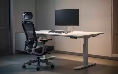 Ein modernes Home-Office mit einem höhenverstellbaren Schreibtisch und einem ergonomischen Bürostuhl, beleuchtet durch sanftes Licht. - Foto: über boerse-global.de