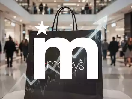 Eine Macy's Einkaufstasche mit einem subtilen Aufwärtspfeil, der steigende Aktienkurse symbolisiert, vor einem verschwommenen Kaufhaus. - Foto: über boerse-global.de