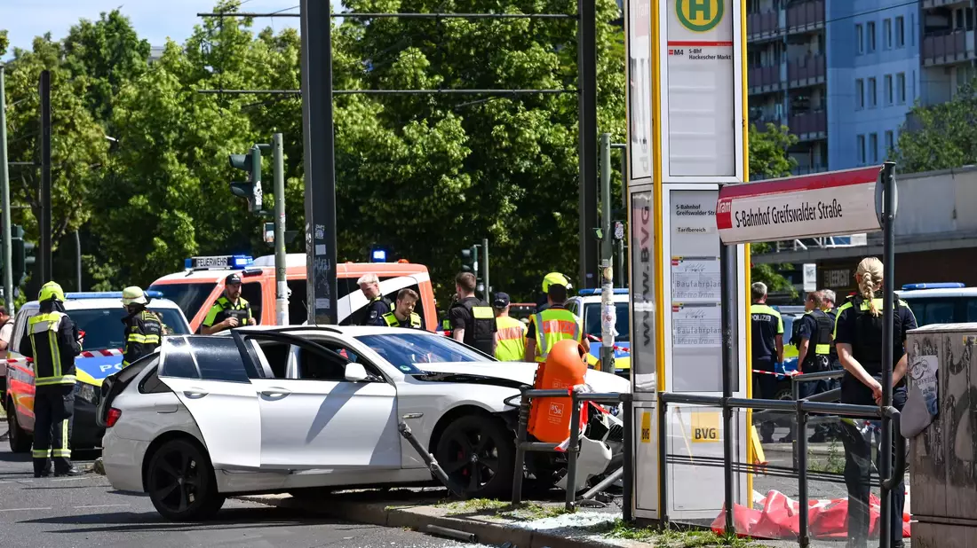 Ein schwerer Unfall an einer Straßenbahnhaltestelle hat einen großen Einsatz von Polizei und Feuerwehr ausgelöst.  - Bild: Jens Kalaene/dpa