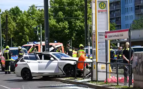 Ein schwerer Unfall an einer Straßenbahnhaltestelle hat einen großen Einsatz von Polizei und Feuerwehr ausgelöst.  - Foto: Jens Kalaene/dpa