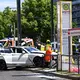 Ein schwerer Unfall an einer Straßenbahnhaltestelle hat einen großen Einsatz von Polizei und Feuerwehr ausgelöst.  - Bild: Jens Kalaene/dpa