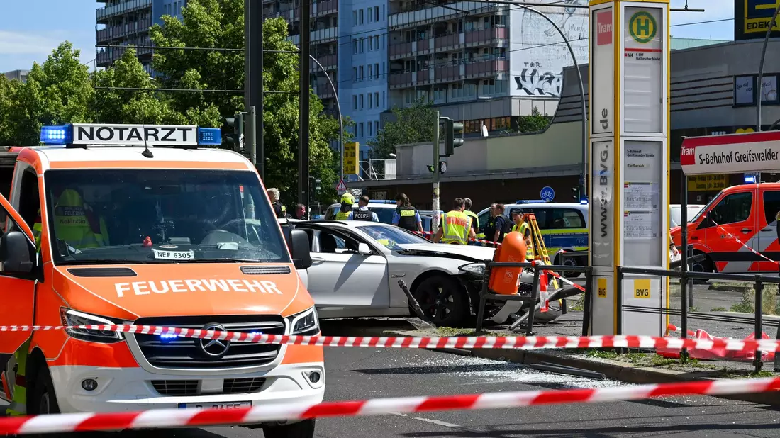Ein Mensch kam bei dem Unfall ums Leben. - Bild: Jens Kalaene/dpa