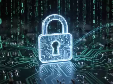 Ein glühendes digitales Vorhängeschloss-Symbol über einer Leiterplatte mit binärem Code im Hintergrund, das Cybersicherheit darstellt. - Foto: über boerse-global.de