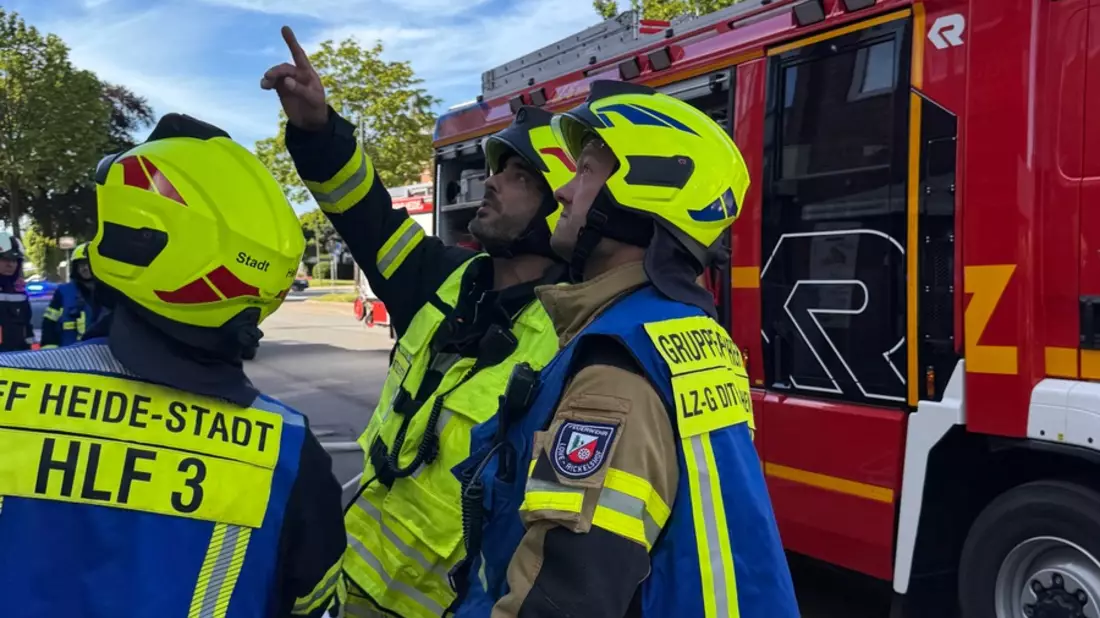 FW Heide: Unklare Geruchsbelästigung in Geschäftshaus - Einsatz von Feuerwehr, Rettungsdienst und Gefahrgutzug - Bild: presseportal.de