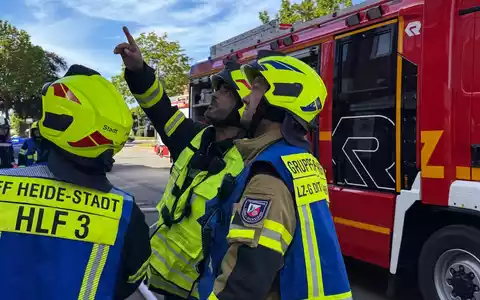 FW Heide: Unklare Geruchsbelästigung in Geschäftshaus - Einsatz von Feuerwehr, Rettungsdienst und Gefahrgutzug - Foto: presseportal.de
