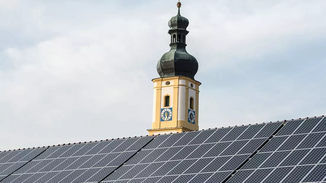 Private Hausbesitzer investierten über Jahre kräftig in die Solarenergie. Doch die Nachfrage ist mittlerweile gesunken, und würde laut Bundesverband BSW Solar bei einer Streichung der Förderung weiter sinken. (Symbolbild) - Bild: Armin Weigel/dpa