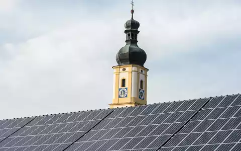 Private Hausbesitzer investierten über Jahre kräftig in die Solarenergie. Doch die Nachfrage ist mittlerweile gesunken, und würde laut Bundesverband BSW Solar bei einer Streichung der Förderung weiter sinken. (Symbolbild) - Foto: Armin Weigel/dpa