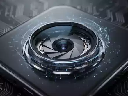 Close-up of a high-tech smartphone camera lens, revealing internal mechanical parts and a glowing variable aperture system. - Foto: über boerse-global.de