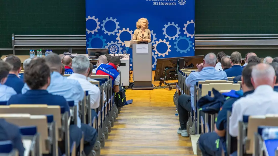 THW Bayern: Über 200 Einsatzkräfte beraten in München über Krisenvorsorge. THW Bayern bringt Hilfsorganisationen, Behörden und Experten zusammen. - Bild: presseportal.de