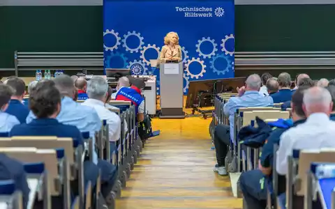 THW Bayern: Über 200 Einsatzkräfte beraten in München über Krisenvorsorge. THW Bayern bringt Hilfsorganisationen, Behörden und Experten zusammen. - Foto: presseportal.de