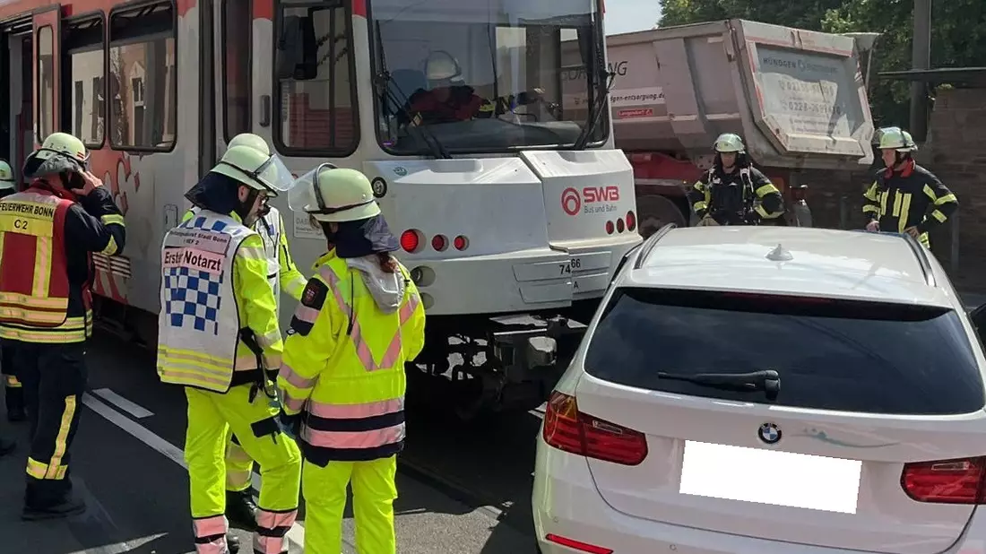 FW-BN: Zusammenstoß zwischen Straßenbahn und PKW endete glimpflich - Bild: presseportal.de