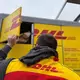 Rein in den Automaten, damit der Empfänger die Sendung später abholt: ein DHL-Paketbote bei der Abgabe von Sendungen an einer DHL-Packstation. - Bild: Wolf von Dewitz/dpa-Zentralbild/dpa