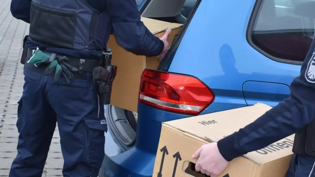 HZA-A: Durchsuchungen auf Baustellen und Wohnungen im süddeutschen Raum / Hauptzollamt Augsburg ermittelt wegen Schwarzarbeit und illegaler Beschäftigung in der Baubranche - Bild: presseportal.de