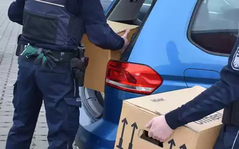 HZA-A: Durchsuchungen auf Baustellen und Wohnungen im süddeutschen Raum / Hauptzollamt Augsburg ermittelt wegen Schwarzarbeit und illegaler Beschäftigung in der Baubranche - Foto: presseportal.de