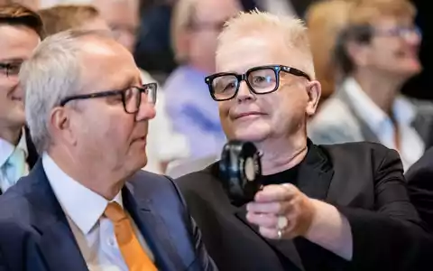 Es war warm bei der Verleihung: Herbert Grönemeyer hielt Andreas Voßkuhle, ehemaliger Präsident des Bundesverfassungsgerichts und Senatspräsident der Deutschen Nationalstiftung, daher einen Handventilator hin. - Foto: Christoph Soeder/dpa