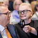 Es war warm bei der Verleihung: Herbert Grönemeyer hielt Andreas Voßkuhle, ehemaliger Präsident des Bundesverfassungsgerichts und Senatspräsident der Deutschen Nationalstiftung, daher einen Handventilator hin. - Bild: Christoph Soeder/dpa