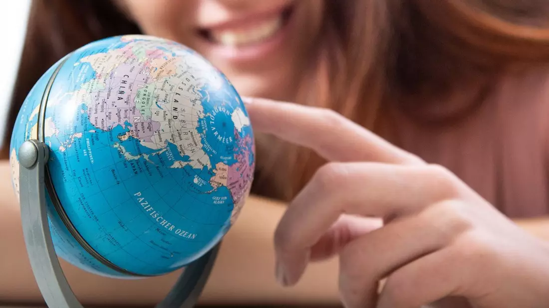 Von der Schulbank in die Welt: gut abgesichert auf Reisen - Bild: presseportal.de