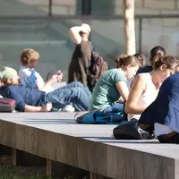 Junge Leute vor einer Universität (Archiv) - Foto: via dts Nachrichtenagentur