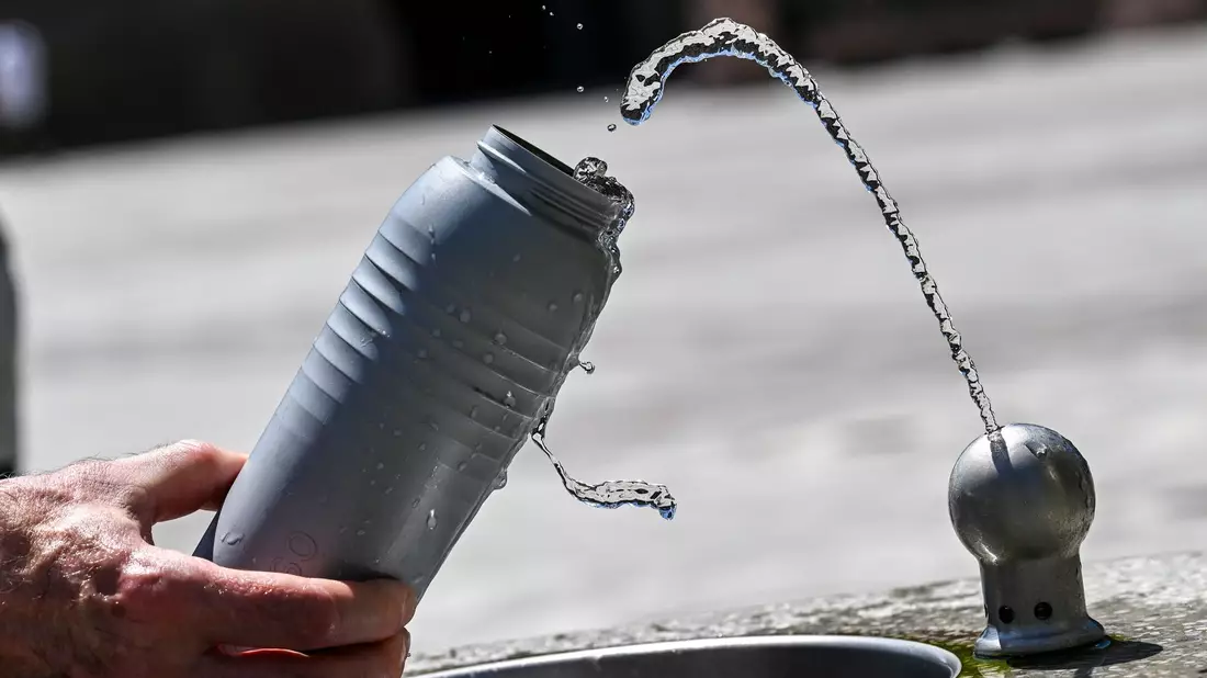 Trinkwasser steht derzeit hoch im Kurs. - Bild: Jens Kalaene/dpa