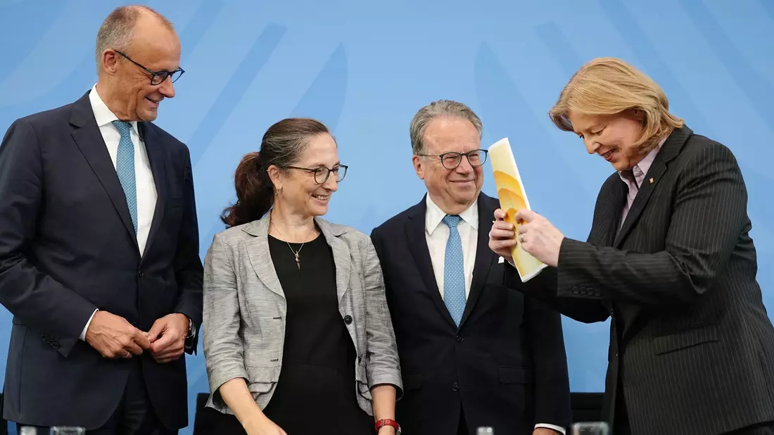 33 Vorschläge hat die Rentenkommission an die Bundesregierung übergeben. - Bild: Kay Nietfeld/dpa
