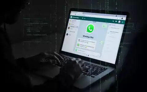 Hände tippen auf einer Laptoptastatur mit einem WhatsApp-Web-Interface auf dem Bildschirm, das böswillige Aktivitäten andeutet. - Foto: über boerse-global.de