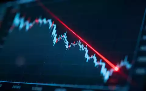 Ein fallender Börsenkurs auf einem digitalen Display mit einem roten Laserstrahl, der einen starken Rückgang symbolisiert. - Foto: über boerse-global.de