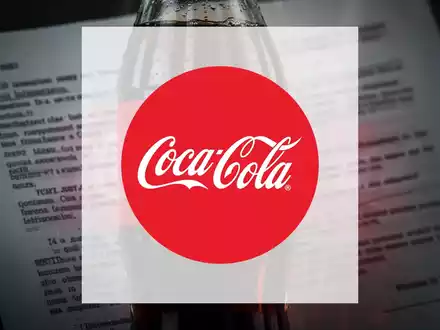Eine Coca-Cola-Flasche mit überlagertem Text von Rechtsdokumenten, der einen Streit um Milliarden Dollar symbolisiert. - Foto: über boerse-global.de