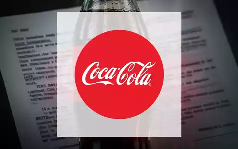 Eine Coca-Cola-Flasche mit überlagertem Text von Rechtsdokumenten, der einen Streit um Milliarden Dollar symbolisiert. - Foto: über boerse-global.de