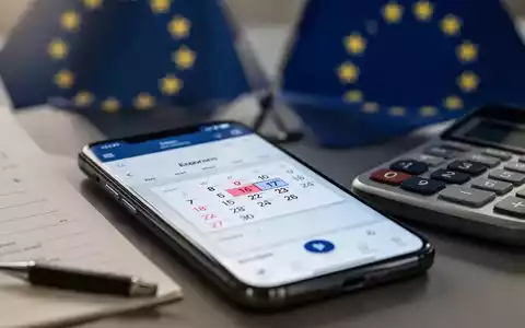 Nahaufnahme eines Smartphones mit Kalender-App, Taschenrechner und angedeuteter EU-Flagge, symbolisiert rechtliche und finanzielle Änderungen. - Foto: über boerse-global.de