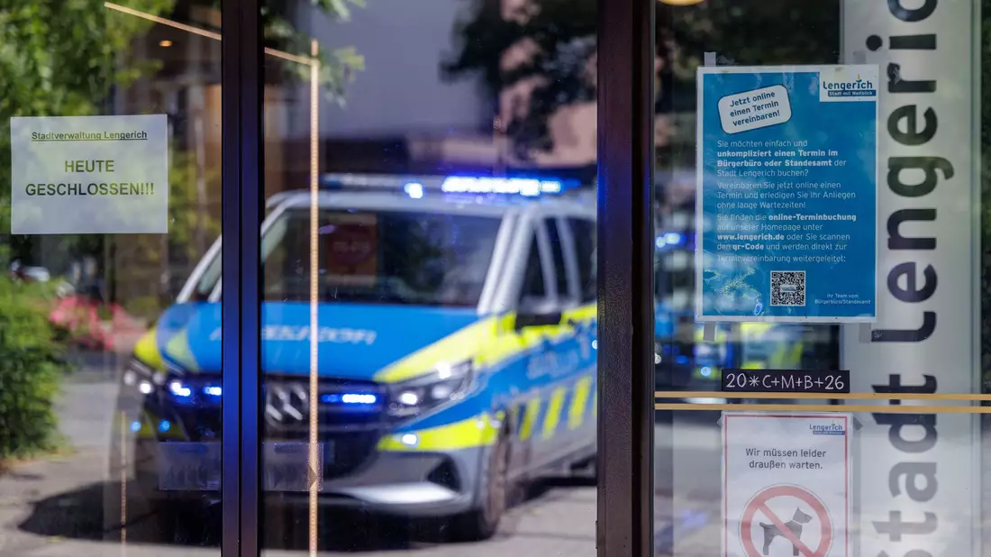 Ein Mann hat sich im Rathaus von Lengerich bei Münster mit einer brennbaren Flüssigkeit übergossen. - Bild: David Ebener/dpa