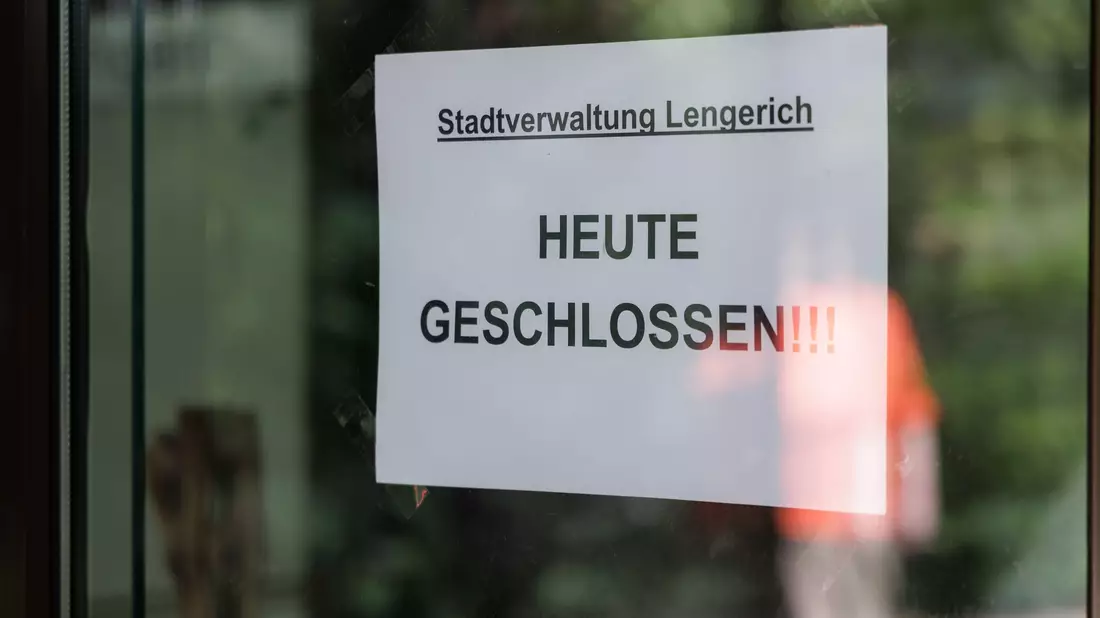 Das Rathaus blieb nach dem Großeinsatz für den Rest des Tages geschlossen. - Bild: David Ebener/dpa