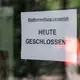 Das Rathaus blieb nach dem Großeinsatz für den Rest des Tages geschlossen. - Bild: David Ebener/dpa