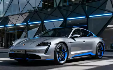 Ein elegantes, modernes Porsche-Auto parkt vor einem zeitgenössischen Gebäude, das Innovation und Technologie symbolisiert. - Foto: über boerse-global.de